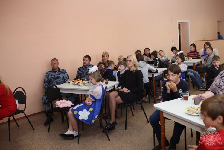 Офицеры ОМОН  Росгвардии поздравили воспитанников подшефного детского дома «Орбита» с Днем знаний