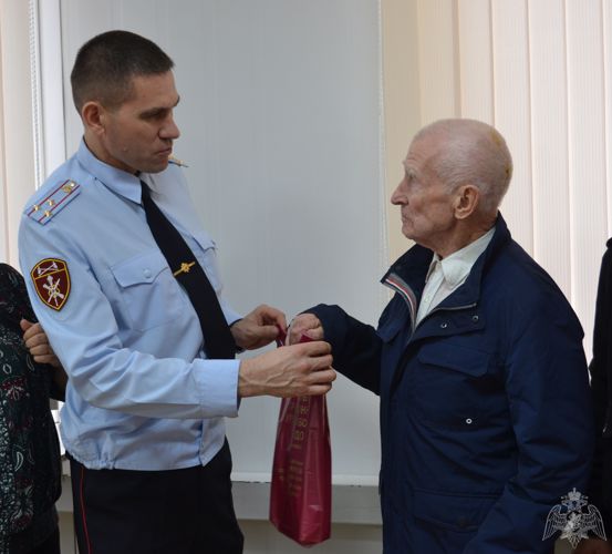 В Ульяновске заместитель начальника территориального Управления Росгвардии вручил памятный подарок самому старшему в России Чемпиону мира по тяжёлой атлетике