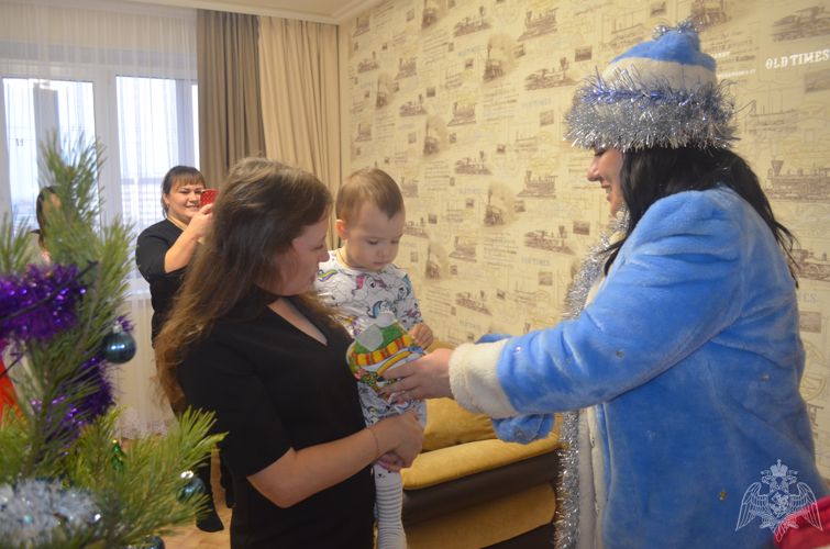В Ульяновске росгвардейские Дед мороз и Снегурочка поздравили детей с Новым годом