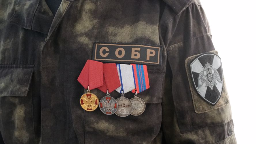 Сотрудники и ветераны СОБР Управления Росгвардии по Ульяновской области почтили память боевого товарища Эльвира Якупова