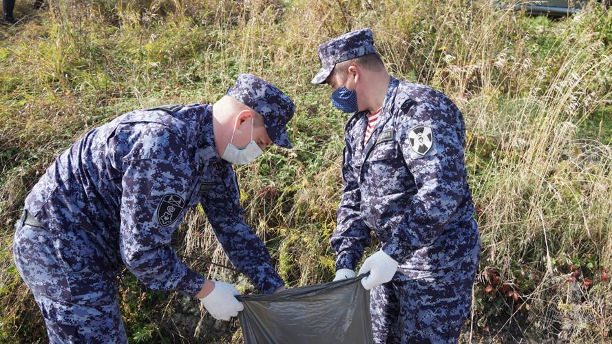 Росгвардейцы города Ульяновска присоединились к Всероссийскому экологическому субботнику «Зеленая Россия»