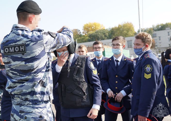Сотрудники ульяновского ОМОН Управления Росгвардии рассказали кадетам Следственного комитета о специфике работы подразделения 