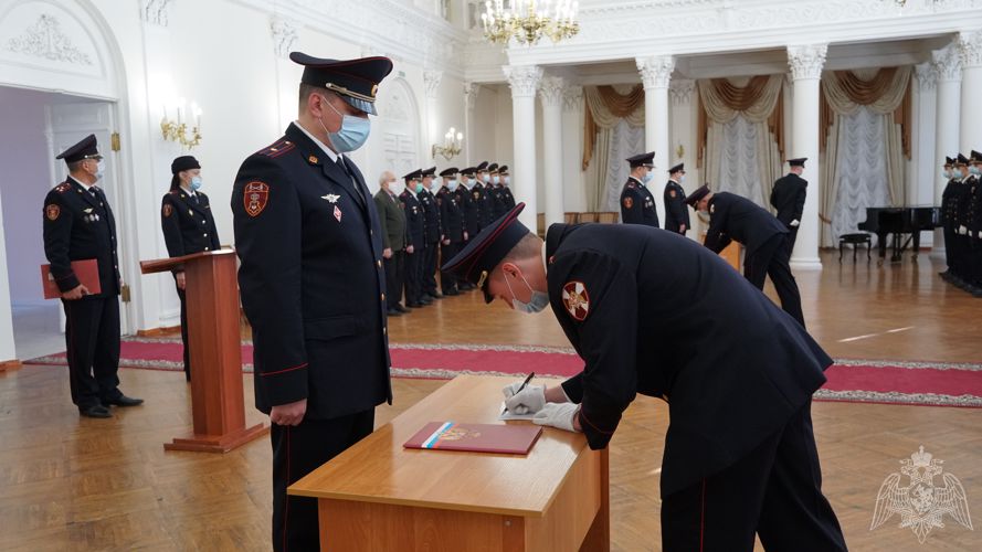 Сотрудники вневедомственной охраны Управления Росгвардии по Ульяновской области приняли присягу (видео)