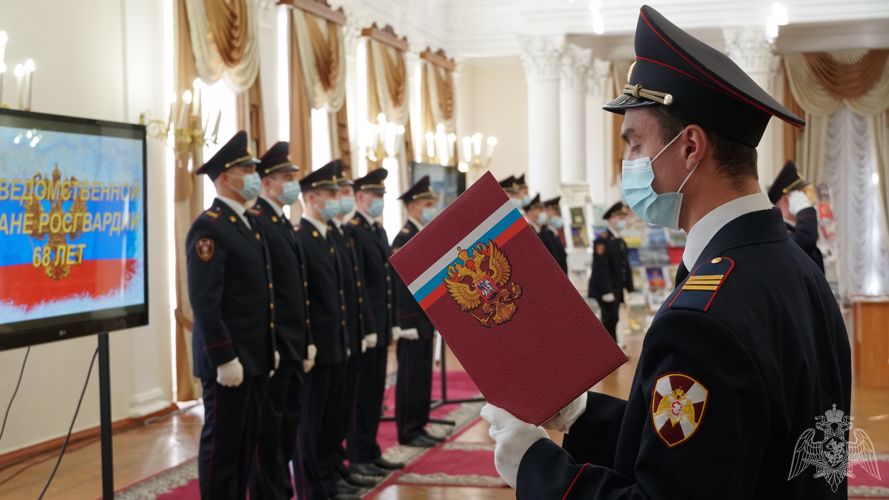 Сотрудники вневедомственной охраны Управления Росгвардии по Ульяновской области приняли присягу (видео)