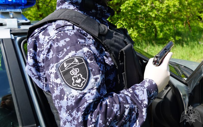 Экипажем вневедомственной охраны Росгвардии в Ульяновске задержаны подозреваемые в незаконном хранении наркотиков  