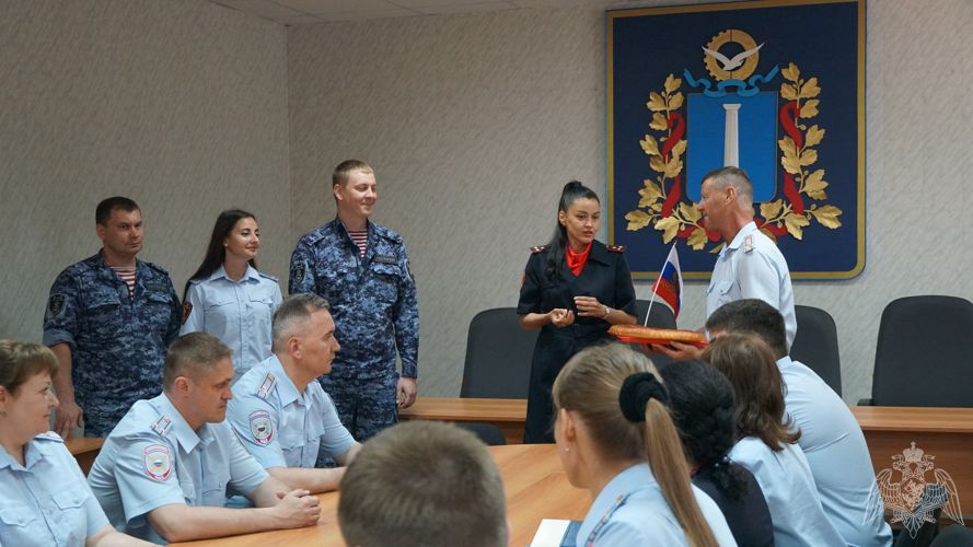 Ульяновские росгвардейцы испекли пирог ко Дню России 