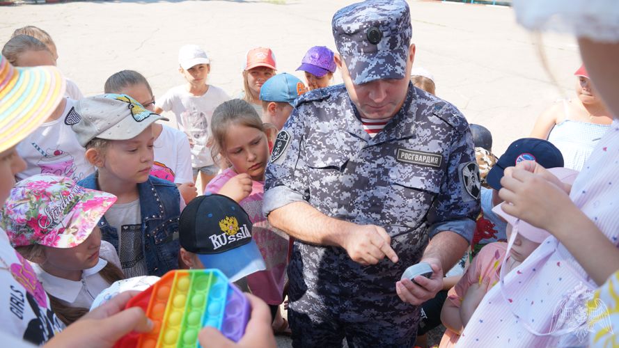 Сотрудники вневедомственной охраны Росгвардии провели занятие с ульяновскими лицеистами 