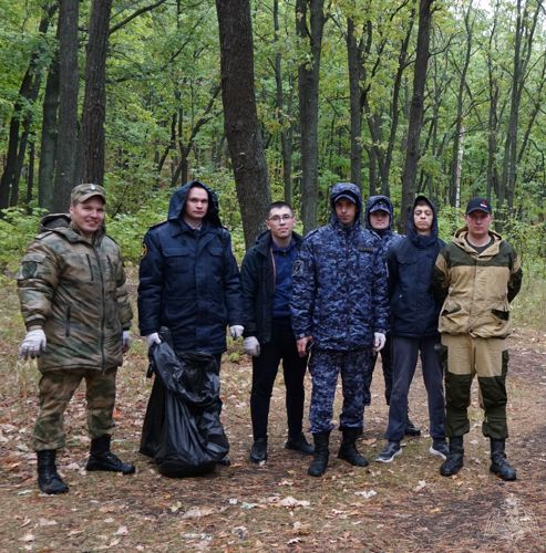 В Ульяновске сотрудники и военнослужащие Росгвардии приняли участие в экологической акции «Зеленая Россия»