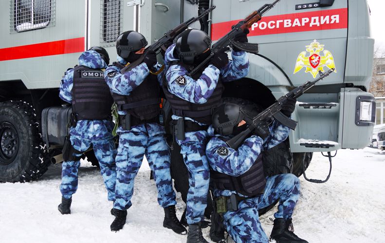 Бойцы ОМОН отмечают профессиональный праздник 