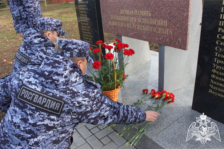 Сотрудники вневедомственной охраны Росгвардии города Ульяновска почтили память своих сослуживцев 