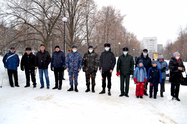 Сотрудники и военнослужащие Росгвардии города Ульяновска приняли участие в митинге-реквиеме, посвященном Дню защитника Отечества 