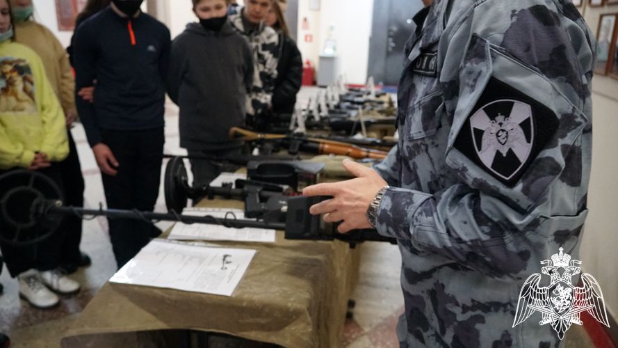 Сотрудники ульяновских спецподразделений ОМОН и СОБР Росгвардии провели день открытых дверей для учеников 8-х классов