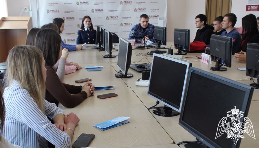 В Ульяновске представители Росгвардии провели встречу со студентами ВУЗа