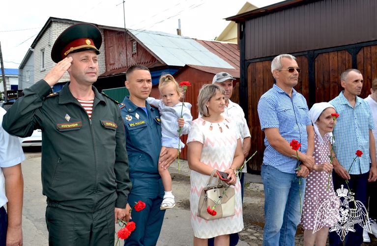 В Ульяновске росгвардейцы приняли участие в церемонии открытия мемориальной доски погибшему сотруднику органов внутренних дел