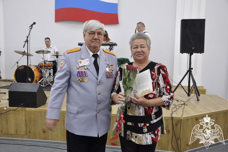 В Ульяновске матери погибшего сотрудника СОБР вручили Знак Почета «За верность и преданность» 