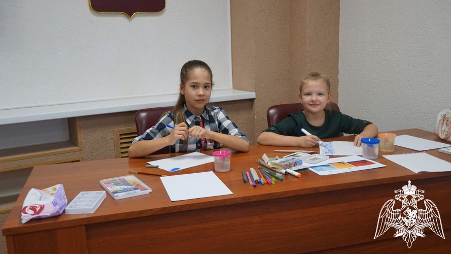 В Ульяновске для детей сотрудниц вневедомственной охраны Росгвардии был проведен мастер-класс по изобразительную искусству