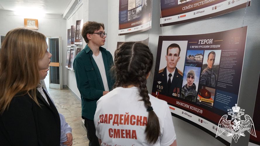 В Ульяновске офицер Росгвардии совместно с воспитанниками «Гвардейской смены» посетили фотовыставку