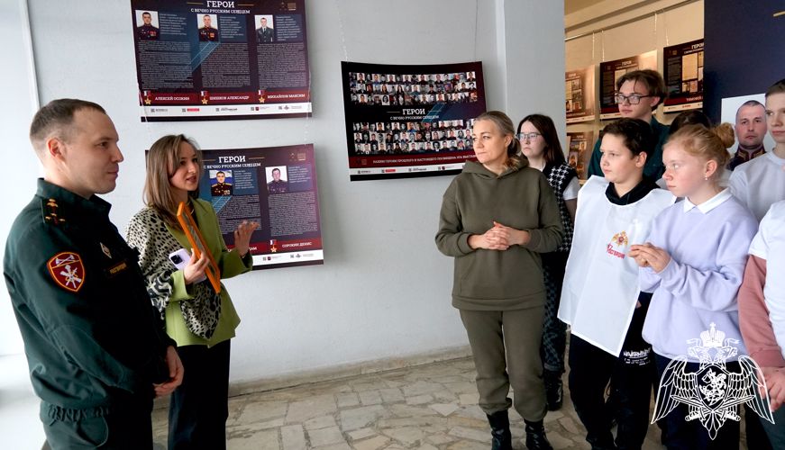В Ульяновске офицер Росгвардии совместно с воспитанниками «Гвардейской смены» посетили фотовыставку