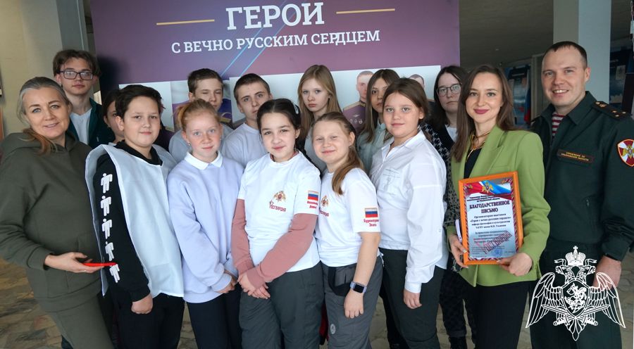 В Ульяновске офицер Росгвардии совместно с воспитанниками «Гвардейской смены» посетили фотовыставку