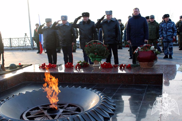 В Ульяновске сотрудники и военнослужащие Росгвардии приняли участие в митинг-реквиеме