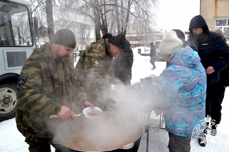 В Ульяновске сотрудники ОМОН «Симбир» сыграли вместе с воспитанниками детских домов в русский хоккей 