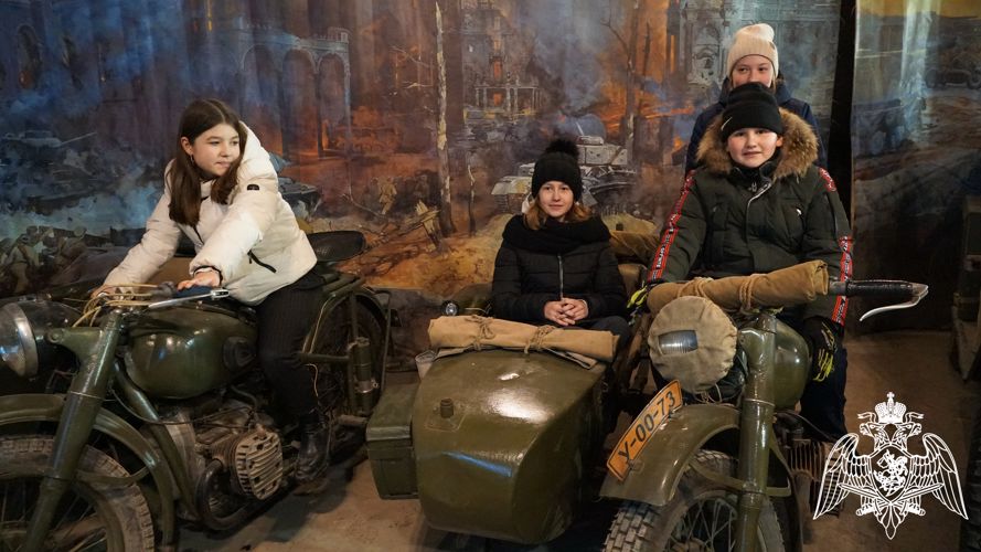 В Ульяновске воспитанники «Гвардейской смены» Росгвардии посетили региональную выставку «Память поколений – наша Победа»