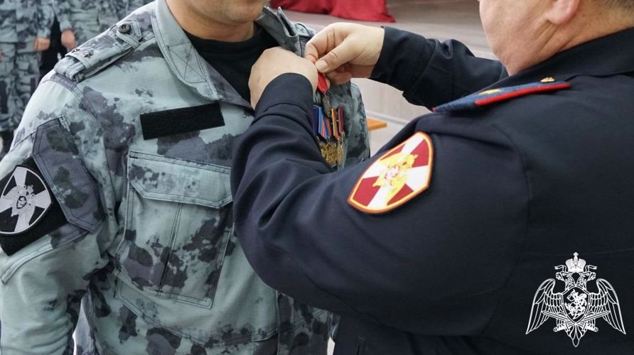 В Ульяновске начальник регионального управления Росгвардии вручил госнаграды сотрудникам спецподразделений