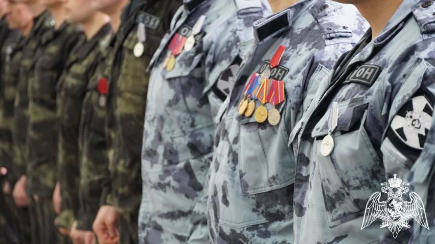 В Ульяновске начальник регионального управления Росгвардии вручил госнаграды сотрудникам спецподразделений