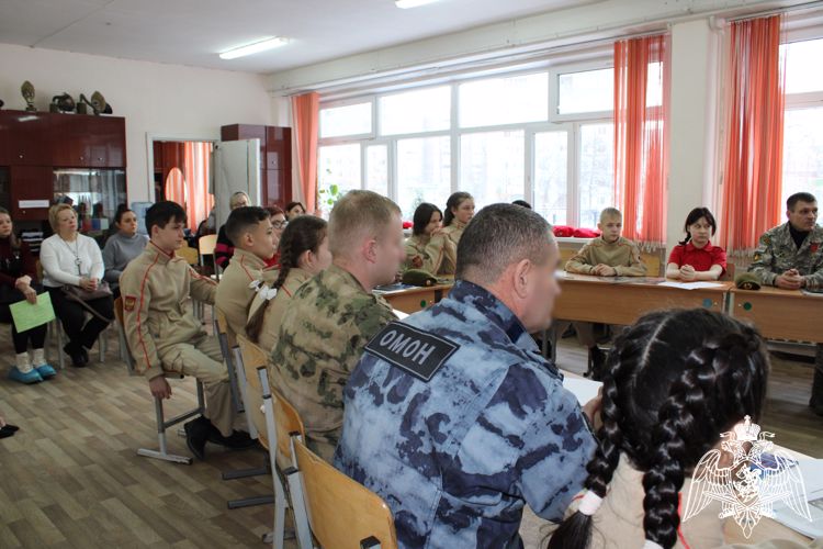 В преддверии Дня защитника Отечества росгвардейцы посетили открытый урок  мужества
