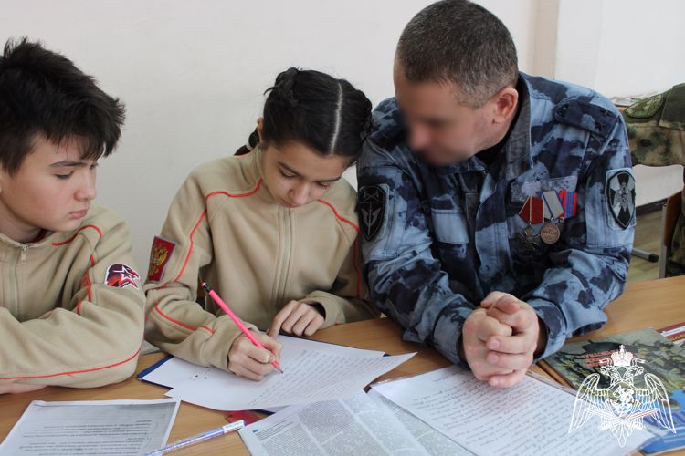 В преддверии Дня защитника Отечества росгвардейцы посетили открытый урок  мужества