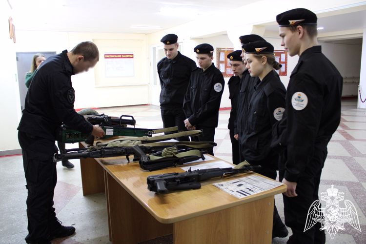 Ульяновские сотрудники ОМОН «Симбир» Росгвардии провели урок мужества для студентов техникума