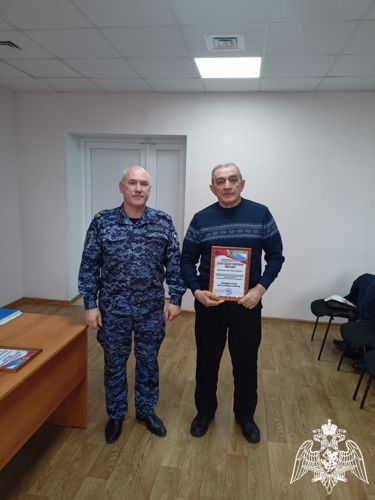 В Ульяновске офицер Росгвардии вручил сотрудникам частного охранного предприятия благодарственные письма 
