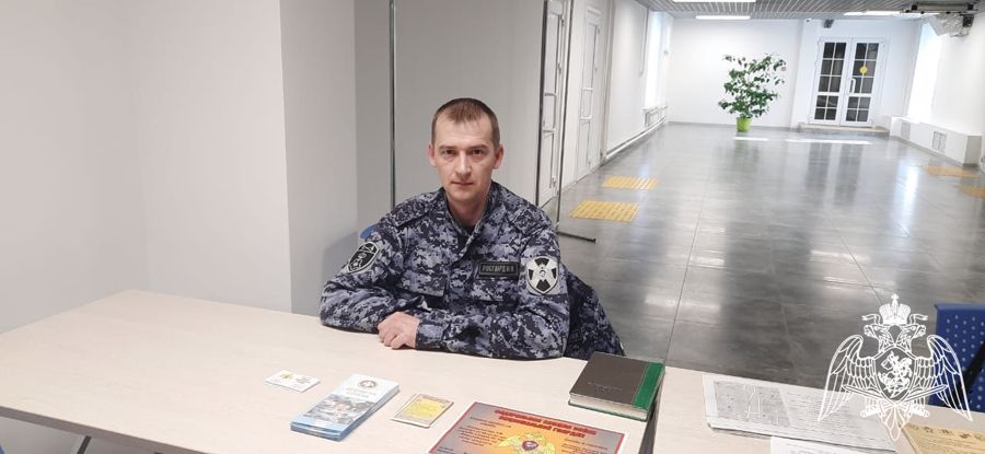 В Ульяновске сотрудники Росгвардии представили свои вакансии на городской ярмарке вакансий 