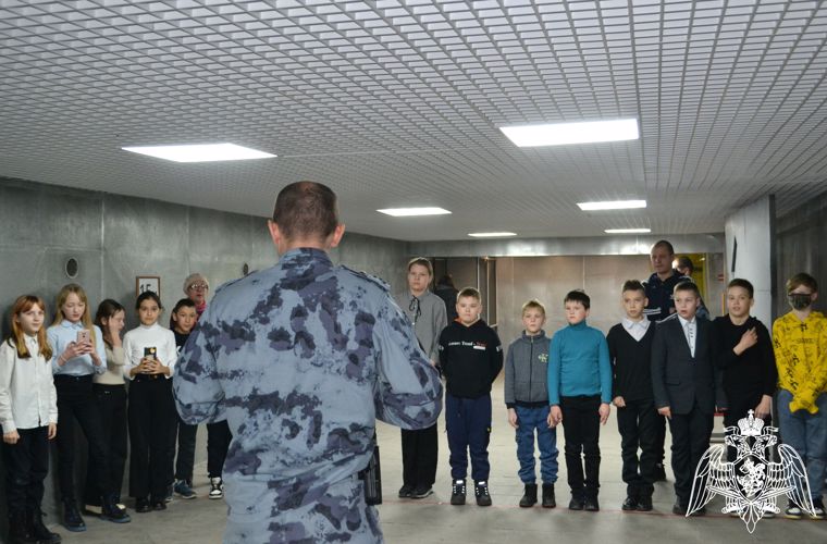 В Ульяновске для школьников проведена экскурсия по отряду спецподразделения Росгвардии 