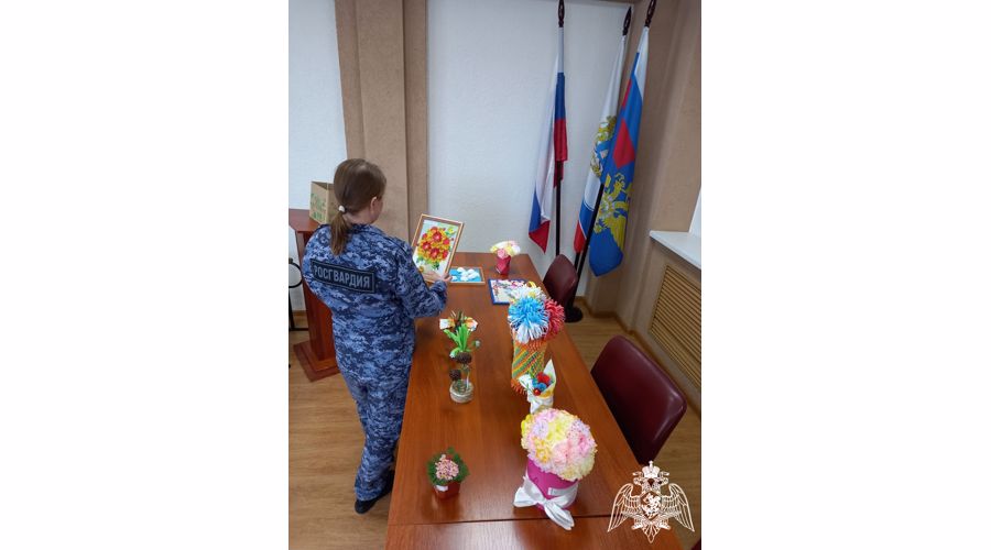 В Ульяновске сотрудники Росгвардии подвели итоги детского конкурса поделок «Букет для мамы» 