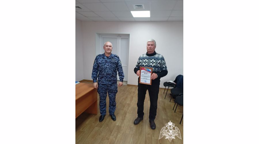 В Ульяновске офицер Росгвардии вручил сотрудникам частного охранного предприятия благодарственные письма 