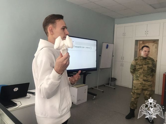 Военнослужащий Росгвардии совместно с воспитанниками "Гвардейской смены" посетили технопарк "Кванториум"