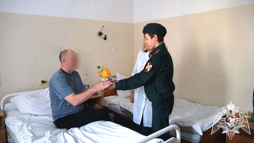 В Ульяновске воспитанники «Гвардейской смены» и офицеры Росгвардии посетили госпиталь ветеранов 