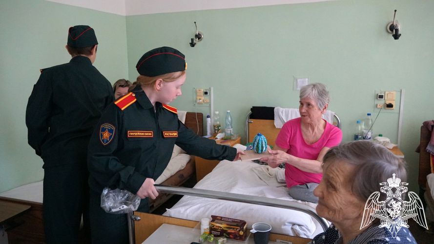 В Ульяновске воспитанники «Гвардейской смены» и офицеры Росгвардии посетили госпиталь ветеранов 