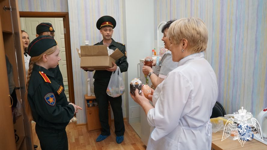 В Ульяновске воспитанники «Гвардейской смены» и офицеры Росгвардии посетили госпиталь ветеранов 