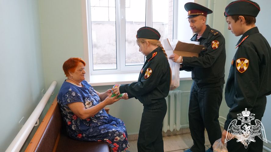 В Ульяновске воспитанники «Гвардейской смены» и офицеры Росгвардии посетили госпиталь ветеранов 