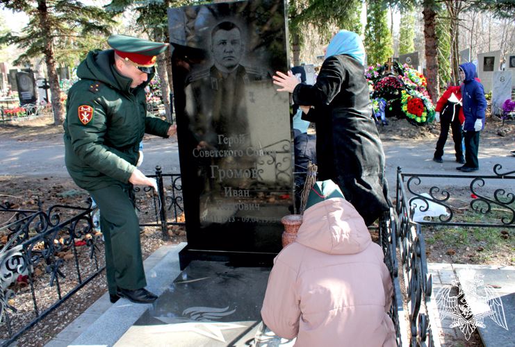 В Ульяновске военнослужащие и воспитанники «Гвардейской смены» облагородили захоронение Героя Советского Союза 