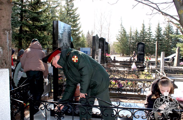 В Ульяновске военнослужащие и воспитанники «Гвардейской смены» облагородили захоронение Героя Советского Союза 