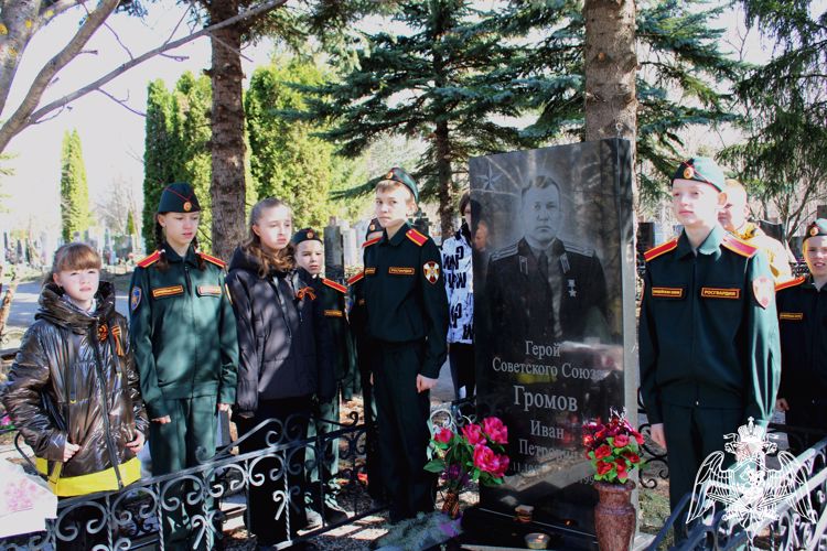 В Ульяновске военнослужащие и воспитанники «Гвардейской смены» облагородили захоронение Героя Советского Союза 