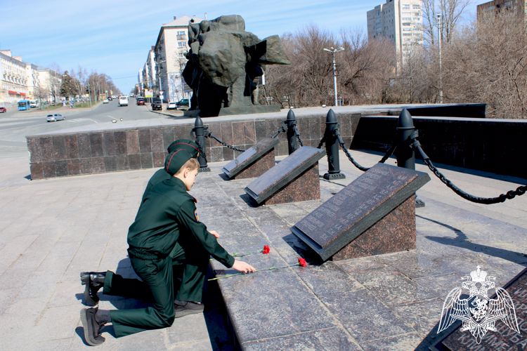 В Ульяновске представители Росгвардии и воспитанники «Гвардейской смены» провели памятные мероприятия в честь Героя Советского Союза Ивана Громова
