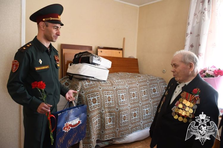 В Ульяновске офицеры Росгвардии поздравили ветеранов Великой Отечественной войны с Днем Победы