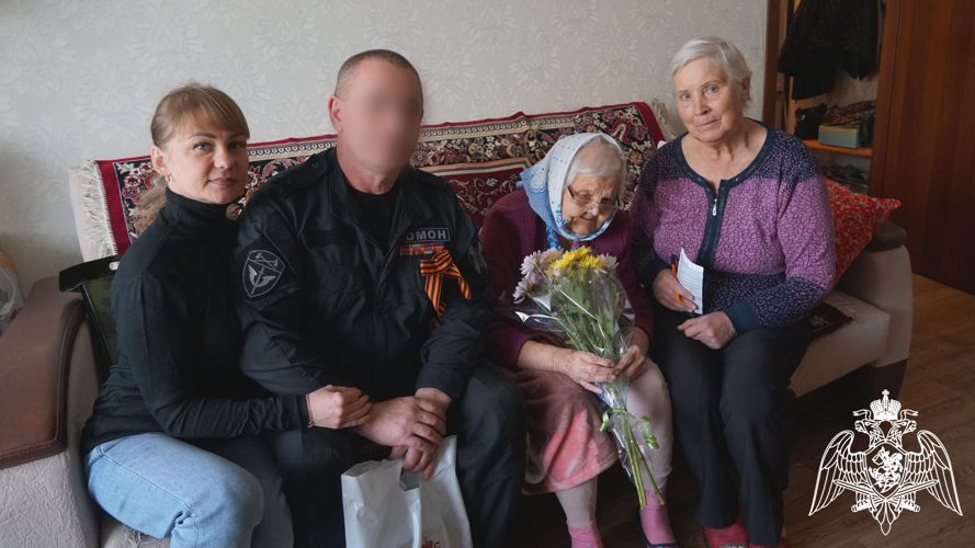 В преддверии Дня Победы сотрудники ОМОН «Симбир» навестили участницу Великой Отечественной войны