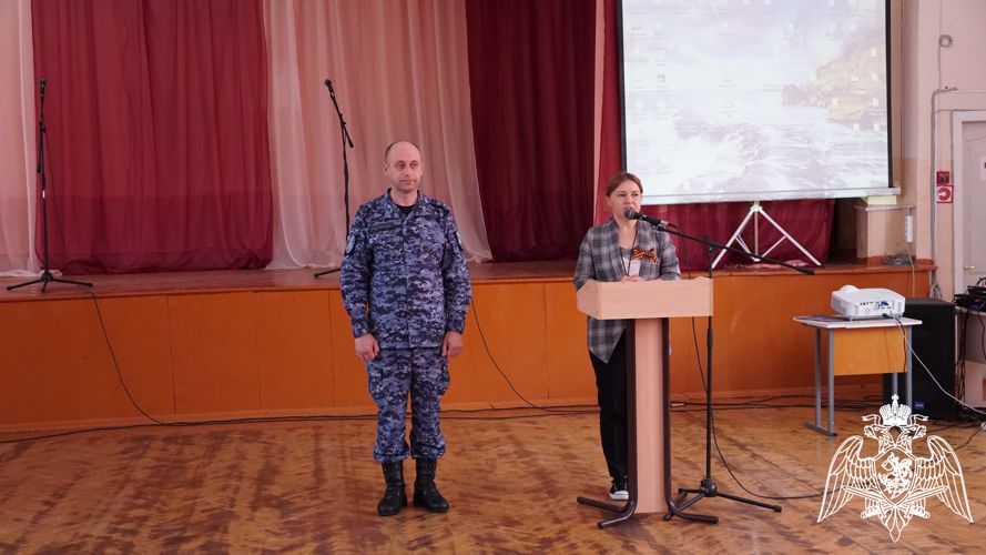 В Ульяновске офицер Росгвардии рассказал школьникам о важности сохранения исторической памяти о войне 