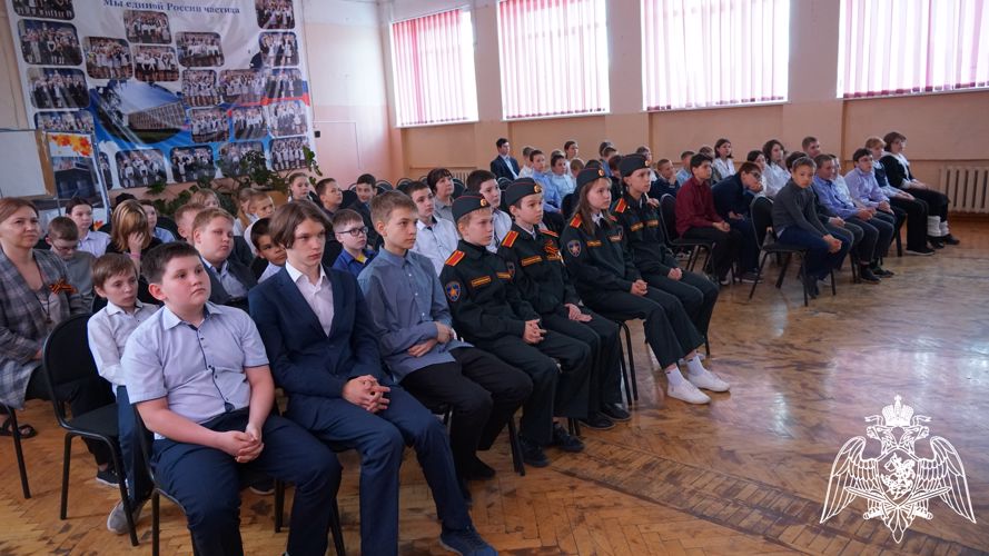 В Ульяновске офицер Росгвардии рассказал школьникам о важности сохранения исторической памяти о войне 