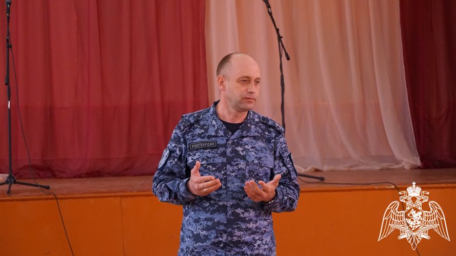 В Ульяновске офицер Росгвардии рассказал школьникам о важности сохранения исторической памяти о войне 